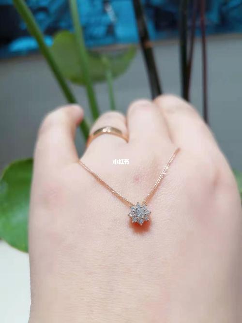通灵的太阳花出玫瑰金的啦,小小的很精致,钻石特别闪,可以单带或者叠