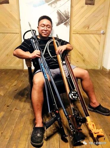 这是他精心收藏的各种鱼枪,我摸了一下,真的很锋利!