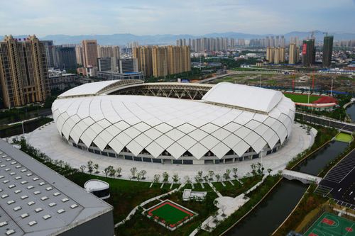 柯桥的体育场条件在浙江省现在是首屈一指的,比黄龙体育中心