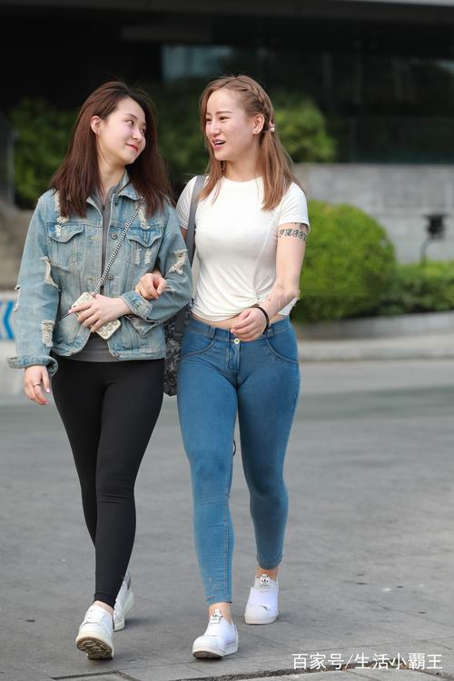 这一对穿搭时尚的姐妹花,一条紧身裤勾勒出完美腿型,右边小姐姐傲人的