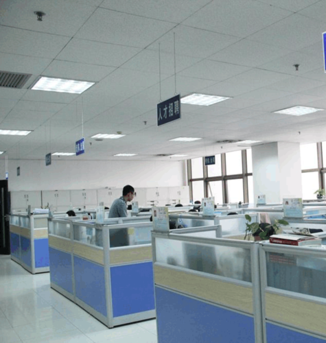 学生以实习单位和实习工作场所为背景的彩色照片粘贴处