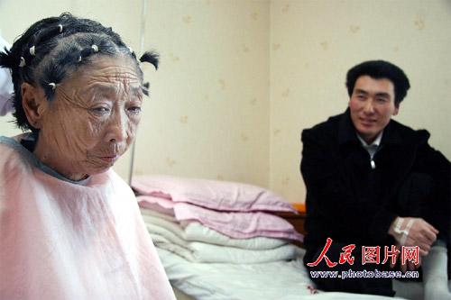 等手术后的水肿等完全消失后,马玉琴看上去将比现在看着年轻至少30 岁