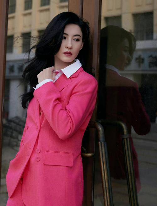 张柏芝深秋写真氛围感满满穿粉色西服套装酷飒有型