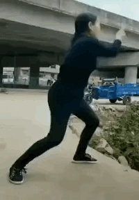搞笑gif越来越搞不懂时尚了我还以为美女穿两根火腿肠出门呢