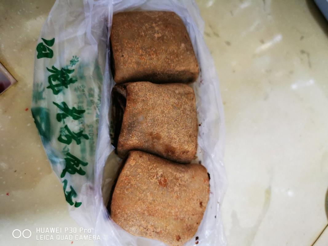 图1是初二在京味斋订的驴打滚 一共6块半截小拇指大的东西 一份18元