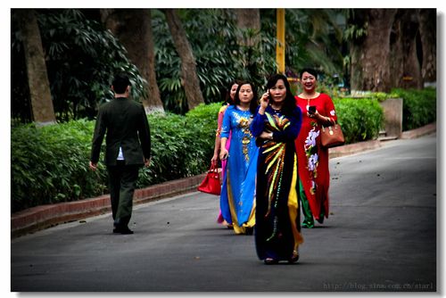 几位穿着艳丽的越南传统服饰的女子走了过来.