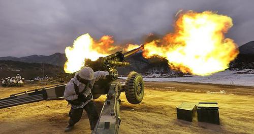 乌军50门大炮同时开火,俄乌冲突继续升级,现场火光冲天伤亡惨重