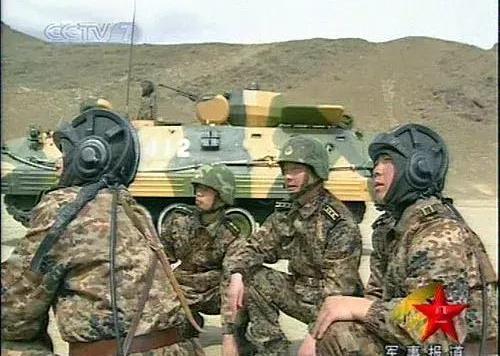 日本自卫队装备的点状迷彩服   事实上,日本自卫队早在