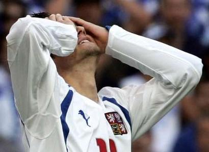 图文:欧锦赛希腊0-0捷克 仰天长叹的罗希基