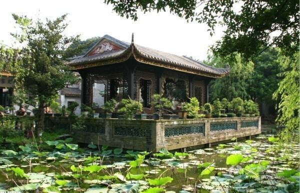 园中亭台楼阁,石山小径,小桥流水,奇花异