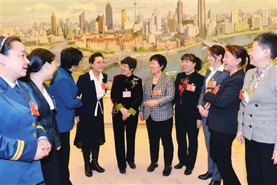 出席十三届全国人大一次会议的天津代表团女代表