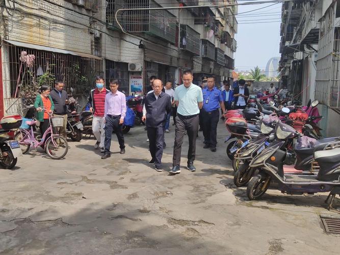 海口市政府副市长冯鸿浩率队深入琼山区府城街道调研老旧小区改造工作