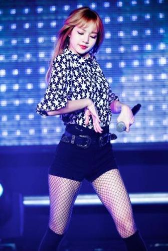 lisa的双腿是上帝恩赐?当筷子腿和无痕裤搭配,确定没开特效?