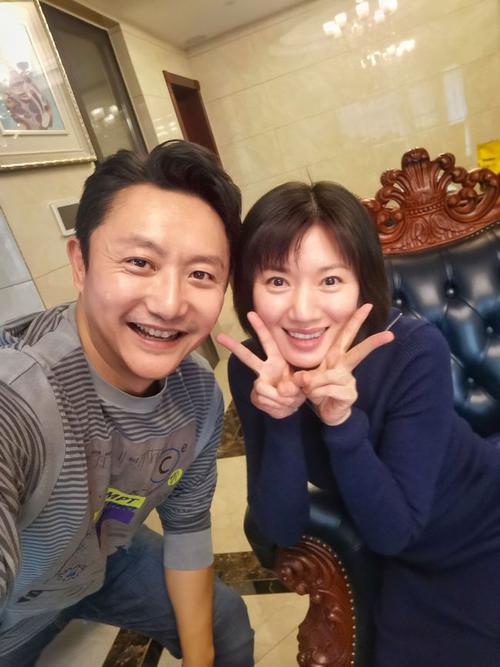 涂松岩与苑冉涂松岩剧照2014年,涂松岩在40岁时走进了婚姻,妻子是北京