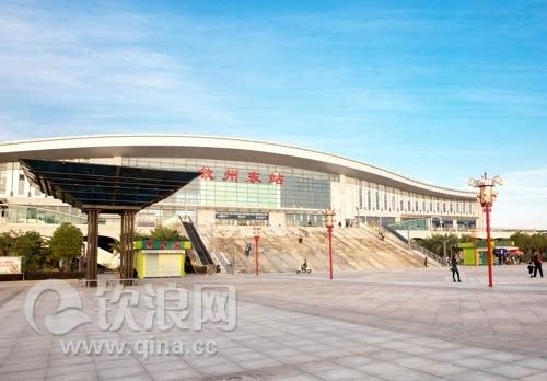 动车组停靠在钦州东站站台.