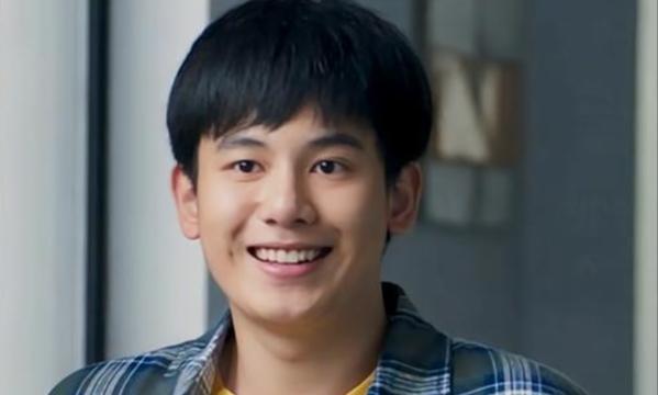 胡先煦的成长好像总是比别人慢一步,瘦下来更有少年感