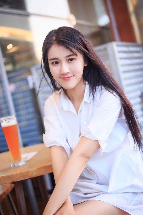 清新养眼的长发美女迷人写真图片