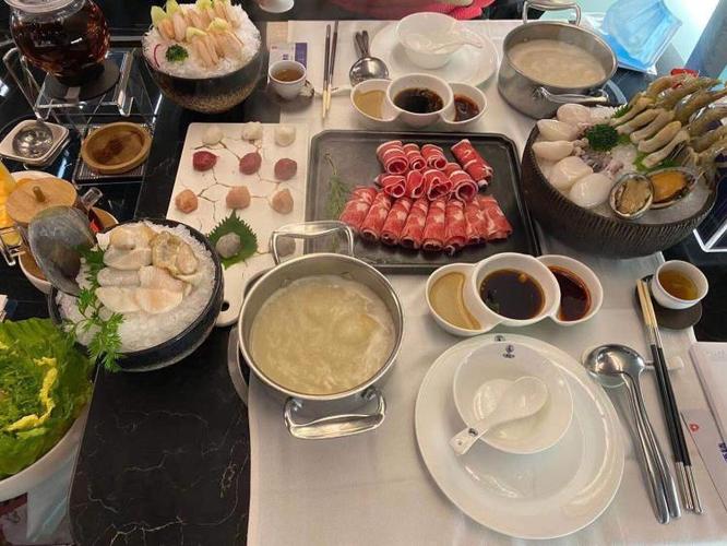 红鼎豆捞(卓尔店)-"环境是目前红鼎豆捞里最好的一家,临着西北.
