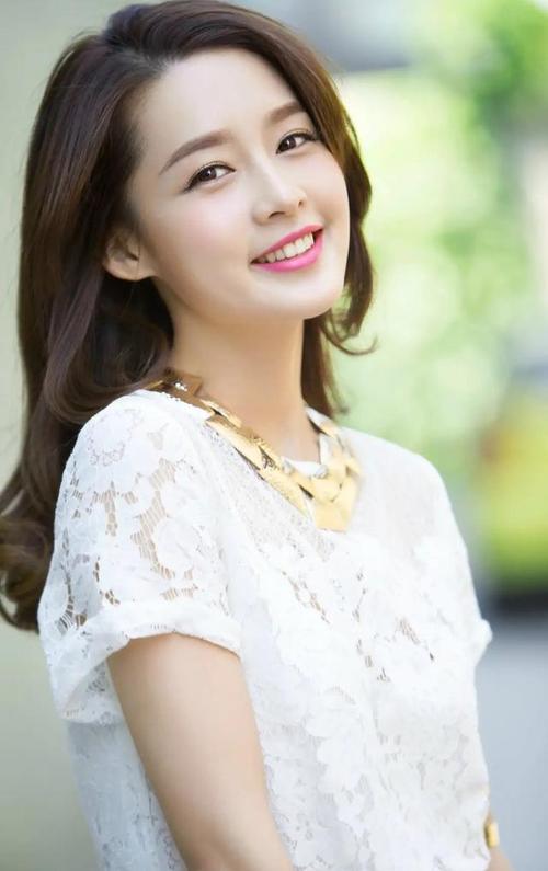 李沁现代装个人写真集:清新靓丽的小公主!