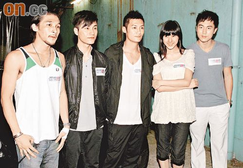 前晚在熟食档拍外景,虽然天气炎热,但余文乐 (听歌) ,陈坤 (听歌) 及