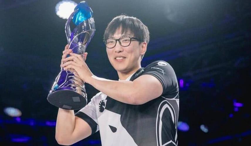 英雄联盟:tl选手"大师兄"回来了!还记得他当年的那句