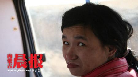 女子被拐卖15年发疯续曹小琴昨日走出窑洞图