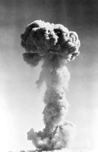 1964年10月16日,中国第一颗原子弹爆炸成功.
