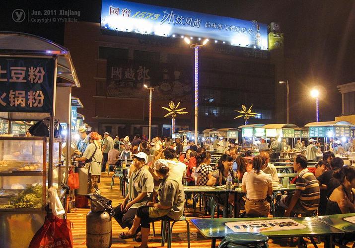 华灯初上,夜市开张.啤酒,肉串,烧烤,孜然的香味弥漫开来.