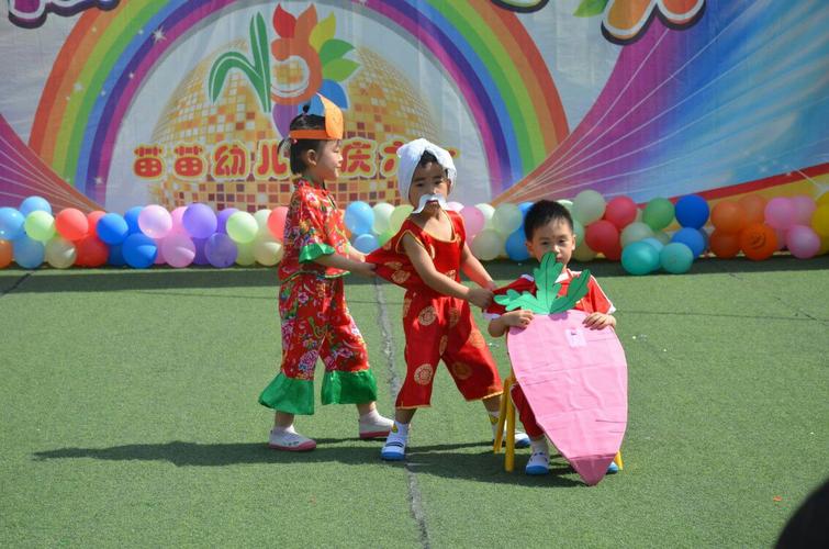 小班小朋友给我们表演的情景剧《拔萝卜》,哈哈,装扮的可真像!