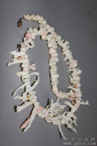 白珊瑚项链一条