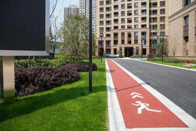 另外,小区内羽毛球场,环形跑道,跳舞场地等运动场所一应俱全.