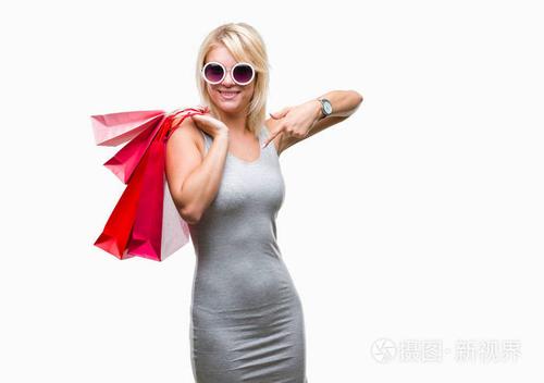 袋在孤立的背景下购物,满脸惊讶地指着自己照片-正版商用图片14a1jt