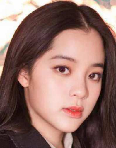 塌鼻子五官扁平的欧阳娜娜,是如何在众多女明星中脱颖