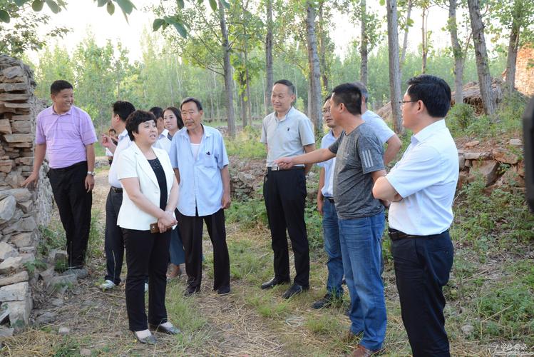6月14日,县委常委,宣传部长徐本开到第一书记任职村崔家峪镇东荆山头
