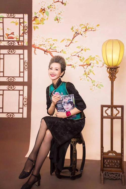 女人的高级感,在她的仪态里藏着_曹美丽