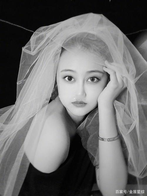 闺蜜晒孙侨潞去世照,遗容漂亮面带微笑,棺材边的一物