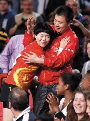 培养出王楠,张怡宁,李晓霞三位大满贯选手的功勋教练李隼将代替孔令辉