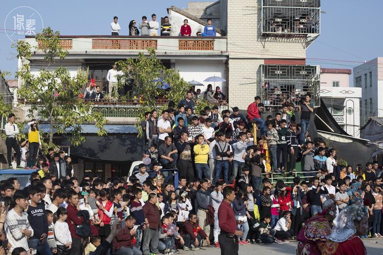 摄影师历时四年拍下"中国式围观":这里有每个普通人的