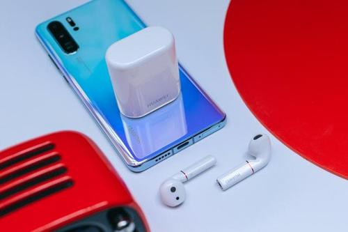 像我的华为p30 pro就可以通过无线otg反向充电给huawei freebuds 2