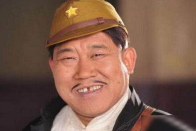 他是中国第一丑星,国家一级演员,女儿嫌他丑,妻女却貌