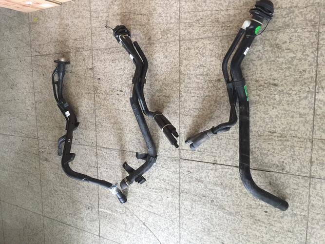 4 油箱加油管 燃油箱进油管