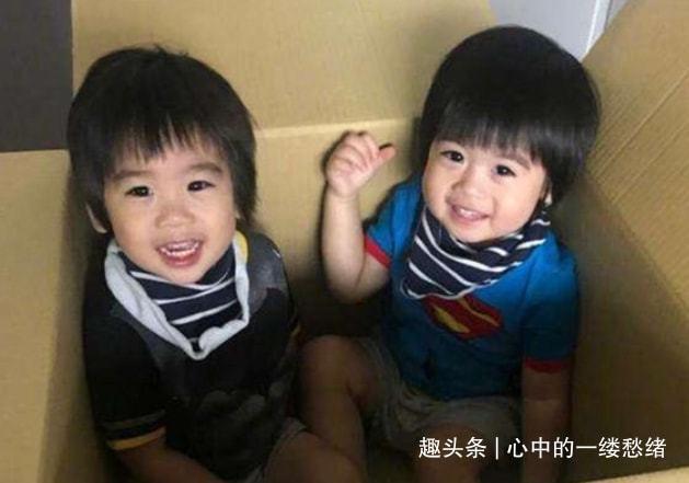 唐嫣接女儿放学小宝宝穿着粉嫩样子像妈妈蹒跚学步可爱极了
