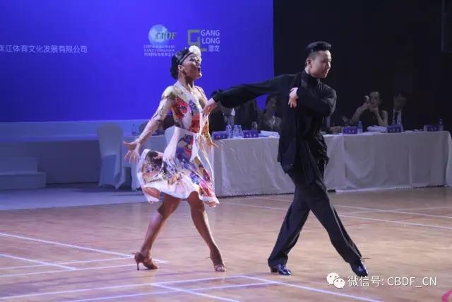 cbdf国家队队员,中国职业拉丁舞季军 曹政/孙璠也为当地观众献上了
