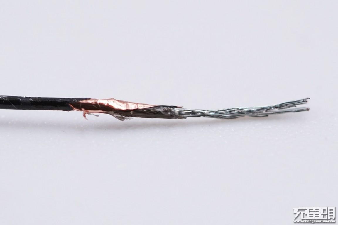 蓝色铝箔下面单独包裹有白绿两根线芯,是usb2.0的数据线.