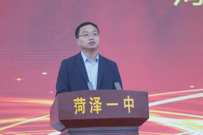 菏泽一中党委副书记,校长张斌,副校长陈洪昌,仝瑞春及人民路校区全体