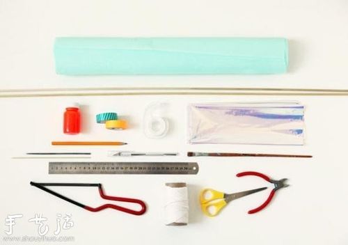 制作风筝要准备的工具和材料都在这张图里了. 第2步