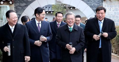 拼命讨好年轻人的文在寅,他从来都不是英雄