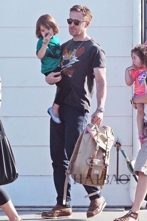 瑞恩·高斯林 (ryan gosling) 2017年7月2日和女儿esmeralda外出
