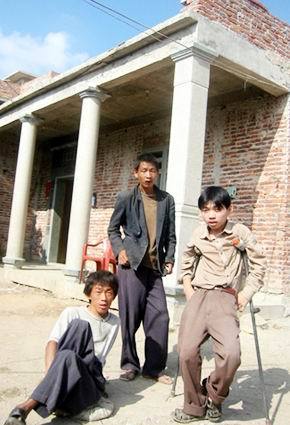 福建一家人近亲结婚 生下五个孩子四个是残疾(图)