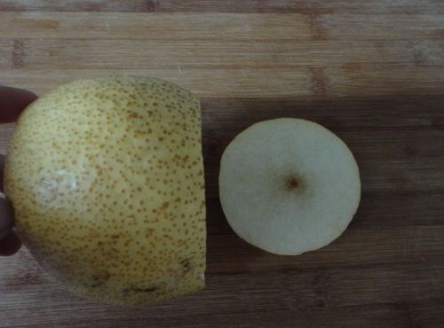 2.  梨洗净  将梨在五分之一处横切